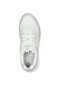 Zapatilla blanca con parte superior de malla y cuero sintético, puntera redondeada, cierre de cordones y sutiles acentos verdes. Presenta una plantilla de espuma con memoria.