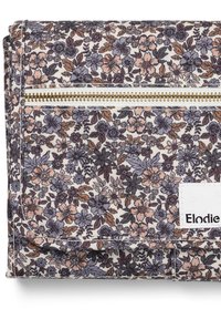 Blommönstrad tygväska i dämpade färger: persika, lavendel och mörkbrun. Har ett guldblixtlås och en vit etikett med "Elodie."