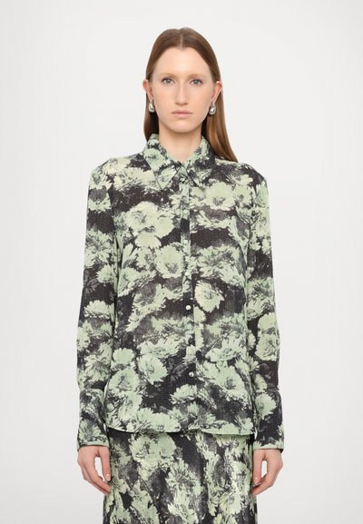 Bluse med blomsterprint i lysegrøn og sort, med krave, knaplukning foran og lange ærmer. Stofmet har en tekstureret overflade.