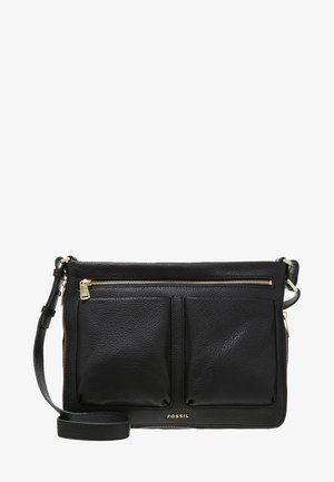 Sac bandoulière en cuir noir avec deux poches avant zippées, quincaillerie dorée et sangle réglable. Texture lisse, forme rectangulaire et détail du logo.