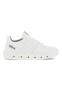 Scarpe sportive bianche con tomaia in tela, dettagli laterali perforati, lacci piatti e una suola in gomma spessa con fori circolari.