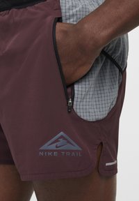 Nike Performance SECONDSUNRISE - Sportiniai šortai - burgundy crush smoke grey black
