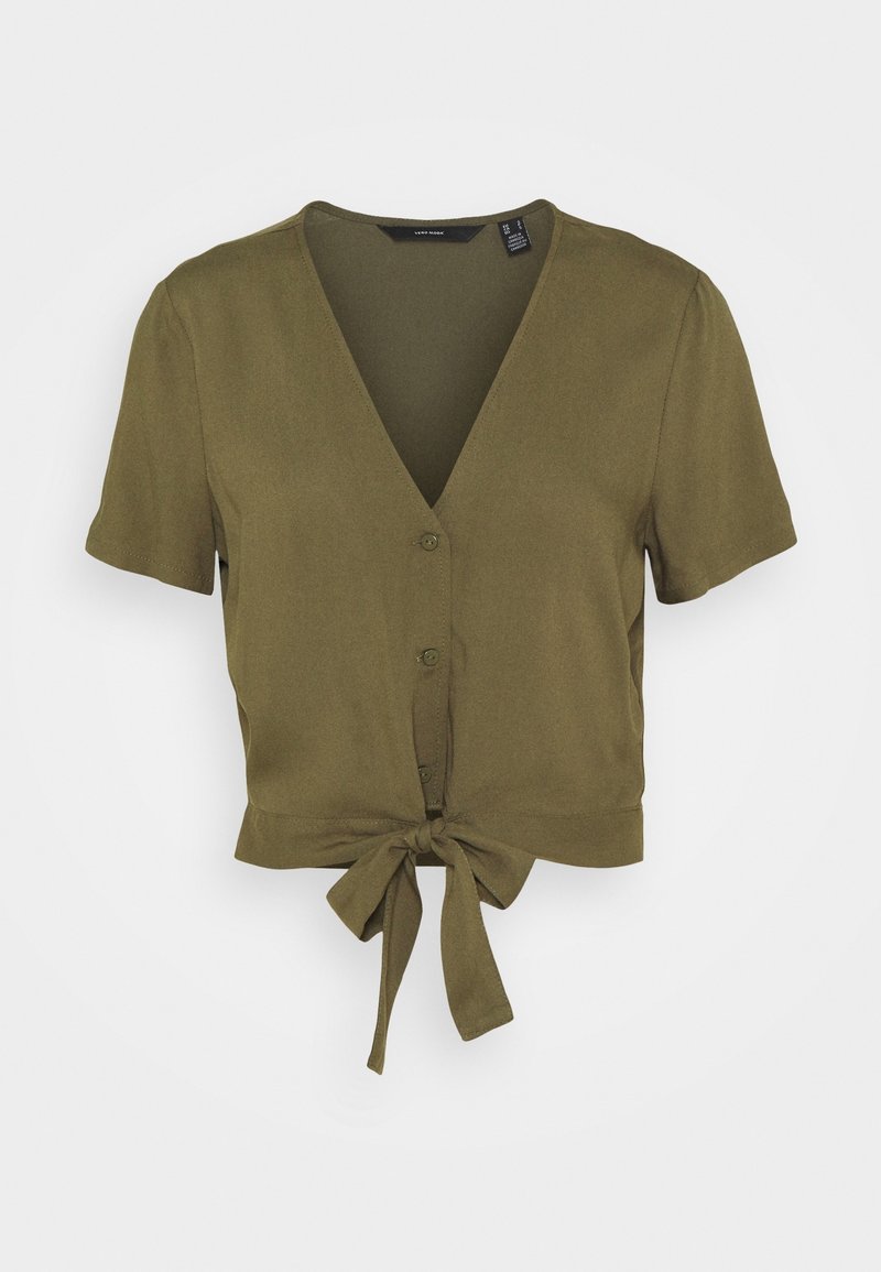 Blusa verde oliva a maniche corte con scollatura a V, bottoni frontali e nodo legato all'orlo corto.
