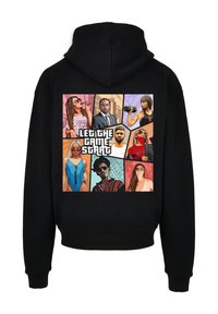 Sort hoodie med et illustreret collage af forskellige karakterer med forskellige stilarter og tilbehør, mærket "LAD SPILLET BEGYNDE."