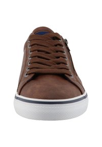 Baskets en cuir marron avec surface texturée, fermeture à lacets sur le devant et fermeture éclair latérale. Semelle en caoutchouc blanche avec accent bleu foncé. Design simple.