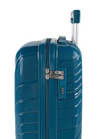 Maleta rígida en verde azulado oscuro con superficie texturizada, doble cremallera, cerradura de combinación integrada y asa retráctil.