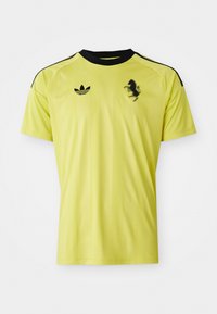 Žlté športové tričko s čiernymi akcentmi, krátkymi rukávmi, okrúhlym výstrihom, obsahuje logo Adidas a textúrovanú čiernu grafiku koňa na prednej strane.