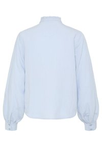 Blouse bleu clair à manches longues avec un col montant volanté et des poignets boutonnés, vue de dos sur fond blanc.
