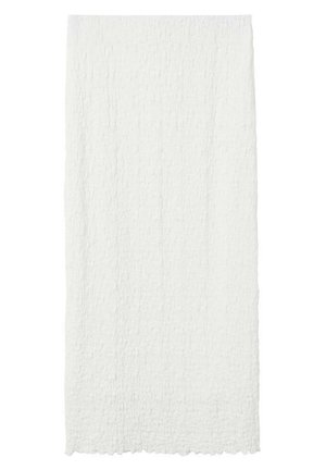 Toalla de baño rectangular blanca, suave y con textura, con bordes ligeramente ondulados, mostrada extendida sobre un fondo blanco.