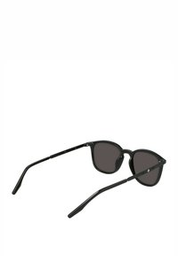 Occhiali da sole neri con una montatura elegante e arrotondata e lenti scure. Le aste regolabili sono lisce con una finitura lucida. Nessun marchio visibile.