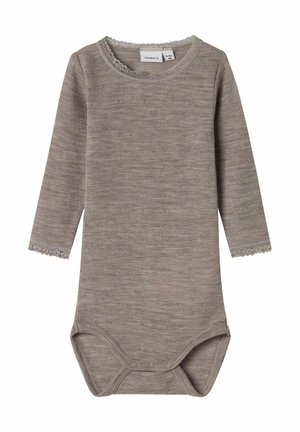 Langarm baby rompertje in zacht taupe, met een textuur gebreide patroon en delicate kantafwerking rond de halslijn en mouwen. Drukknoopsluiting aan de onderkant.