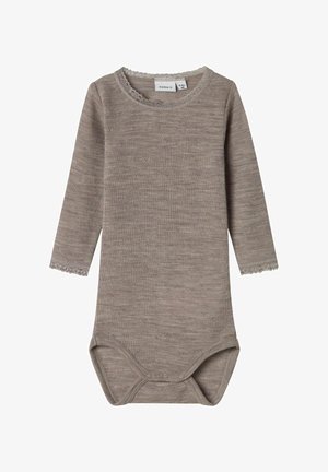 Pitkähihaisessa vauvan bodyssa on pehmeä taupe väri, jossa on teksturoitu neulekuviointi ja herkkä pitsireunus kauluksessa ja hihoissa. Alhaalla on napitus.