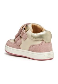 Sneaker in suede rosa e pelle beige alta con accenti metallici dorati, doppie fasce in Velcro e suola intermedia bianca con suola esterna rosa.