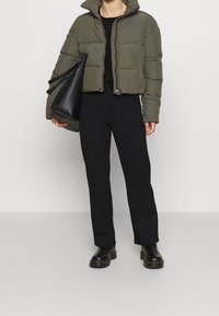 ONLY Petite Stickad tröja - black