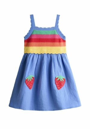 Strikket ærmeløs kjole med regnbuestribet top og blå nederdel med to røde jordbærpatches foran.