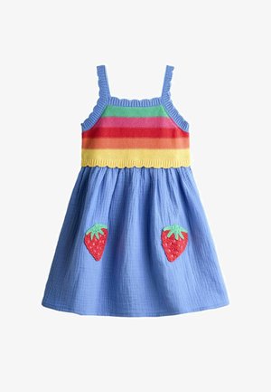 Strikket ærmeløs kjole med regnbuestribet top og blå nederdel med to røde jordbærpatches foran.