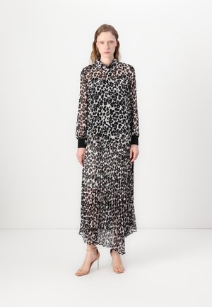 Gjennomsiktig blusekjole med svart og brun leopardmønster, lange ermer og plisserte skjørt. Svart mansjetter og kragedetaljer fullfører designet.