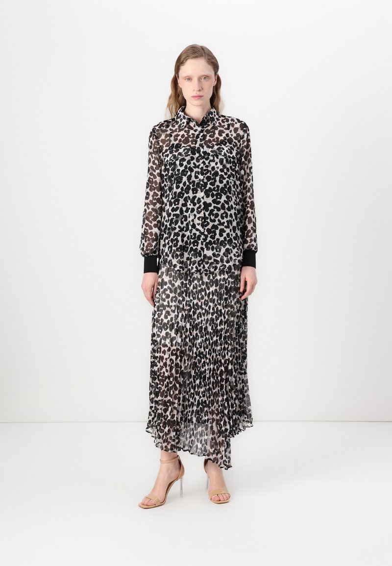 Durchsichtige Blusenkleid mit einem schwarz-braunen Leopardenmuster, langen Ärmeln und einem plissierten Rock. Schwarze Ärmelbündchen und ein Kragen-Detail runden das Design ab.