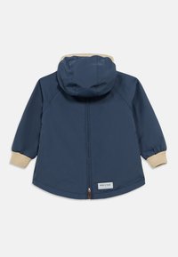 Μπλε ναυτικό, ελαφρύ μπουφάν με κουκούλα, ελαστικές μανσέτες και κυκλικό τελείωμα. Διαθέτει μικρή ετικέτα στο κάτω αριστερό μέρος.