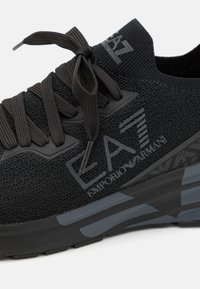 EA7 Emporio Armani CRUSHER DISTANCE UNISEX - Sneakers basse - black/asphalt grey
