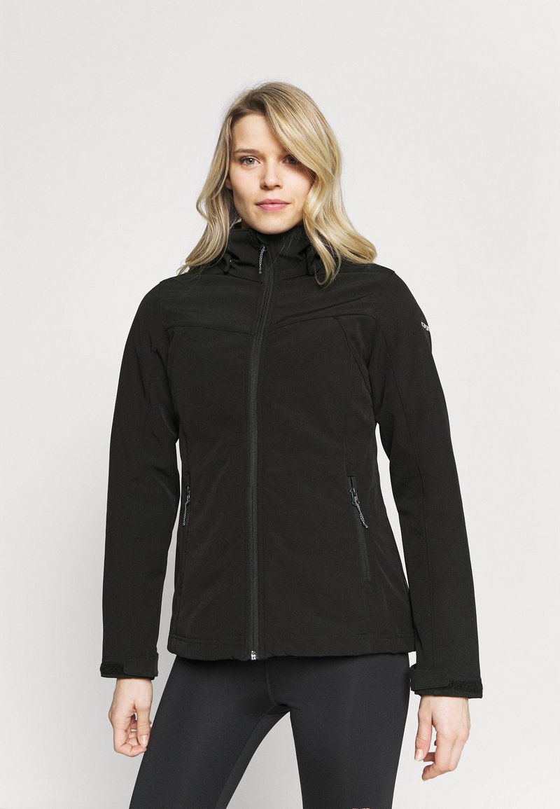 Zwarte softshell jas met hoge kraag, voorrits en ritszakken aan de zijkanten. Heeft een slank, getailleerd ontwerp en een gladde textuur.