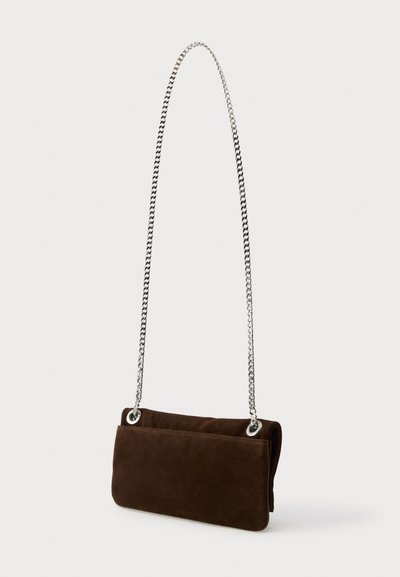 Barna velúr válltáska sima textúrával, ezüst láncpánttal és két kör alakú fém díszítéssel. Téglalap alakú.