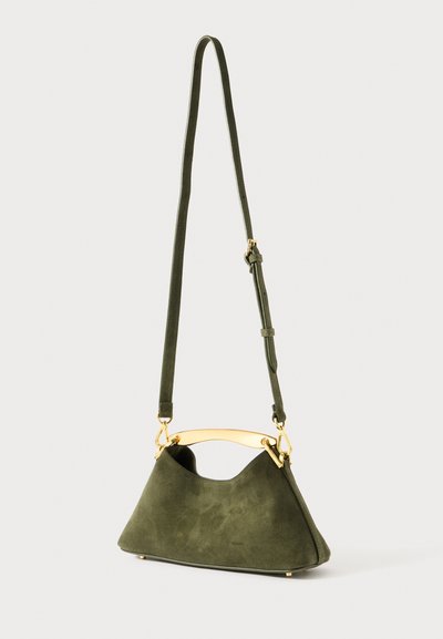 Zelena suđena torbica trokutastog oblika, s zlatnim detaljima i odvojivim remenom. Ima jedinstveni dizajn ručke.