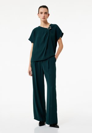 ASYMMETRIC NECK - Blus - green