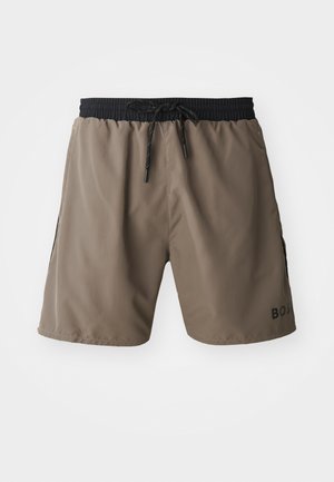 Costumi da bagno marroni realizzati in tessuto leggero. Presentano una cintura nera con stringa e tasche laterali. Logo nero in basso a sinistra.