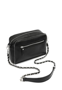 Čierna crossbody taška z umelého kože s dvoma zipsovými oddielmi, striebornými doplnkami a odnímateľným reťazovým popruhom. Textúrovaný povrch s detailmi vo forme cvočkov.