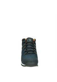 Scarpone sportivo da uomo in mesh blu scuro con suola in gomma nera. Presenta dettagli a contrasto arancioni, sei fori per i lacci e colletto imbottito.