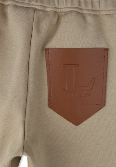 Beige sweatpants met een driehoekige bruine leren patch met het reliëf 'L' en het 'LANVIN' logo. Zachte textuur en elastische tailleband.