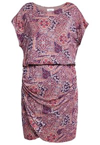 Vestido de patrón morado y rojo con un corte holgado, mangas cortas y detalle de fruncido en el costado, fabricado con una tela suave y ligera.
