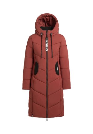 Párnázott kabát vörösesbarna színben, kapucnival, elöl cipzárral, márkázott pánttal és fekete szövet részletekkel a zsebeknél.