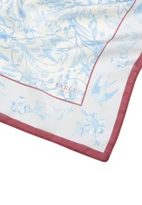 Foulard en soie présentant des motifs floraux et animaliers bleu clair sur un fond crème, bordé d'un liseré rose foncé. Logo imprimé dans le coin.