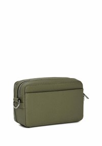 Borsa rettangolare verde oliva realizzata in materiale texturizzato. Presenta due cerniere, un attacco ad anello in metallo e un design semplice senza ulteriori accenti.