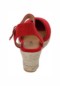 Rode suède wedge sandalen met een geweven jute hak, enkelbandje van textuurstof en een open teen ontwerp.