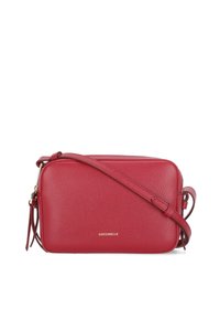 Červená kožená crossbody taška se strukturovaným povrchem, obdélníkovým tvarem, nastavitelným popruhem a zlatým logem na přední straně.