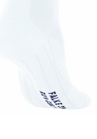 Weiße Socke aus dehnbarem Stoff, mit gerippter Textur und blauer Aufschrift „FAKE“ entlang des Fußgewölbes. Einfaches Socken-Design.