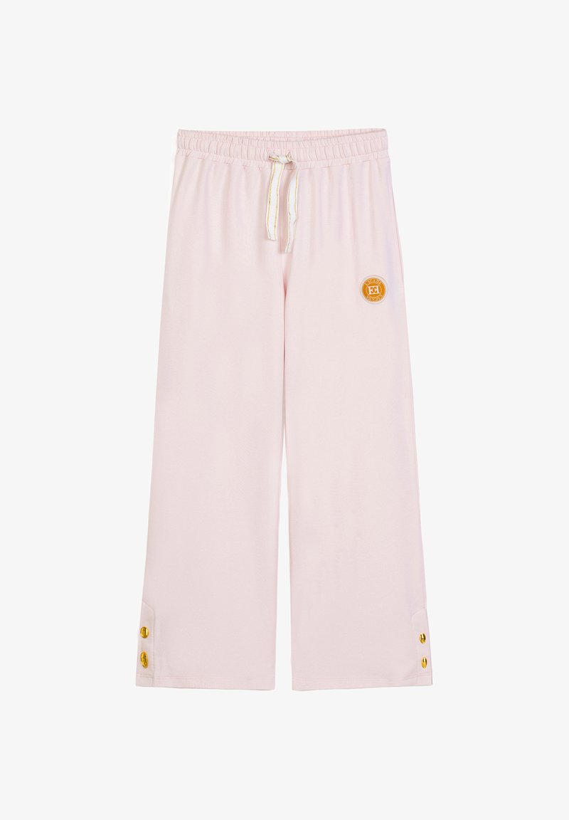 Pantaloni a gamba larga color rosa chiaro con vita elastica, coulisse bianca, dettagli con bottoni dorati ai polsini e piccolo logo circolare arancione sulla coscia.