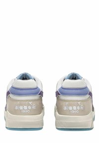 Sneaker Diadora con parte superiore in mesh bianco e suede grigio, dettagli viola e blu, collo imbottito e logo in rilievo sul tallone.