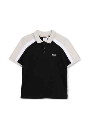 Zwart poloshirt met beige schouders, witte diagonale strepen, drie knopen en een klein "BOSS"-logo aan de voorkant.