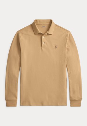 Polo beige à manches longues avec deux boutons et un petit logo brodé sur la poitrine gauche, posé à plat sur fond blanc.
