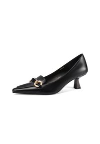 Pompa nera in pelle con punta affilata, caratterizzata da un dettaglio ad anello dorato nella parte anteriore e un tacco corto scolpito. Texture liscia e design elegante.