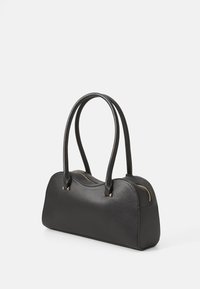 Bolso de mano de imitación cuero negro con forma alargada, doble asa, parte superior con cremallera y acentos de hardware en tono dorado. Textura suave con un detalle mínimo.