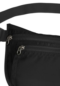 Marsupio in tessuto nero con due tasche con zip, cinturino regolabile, texture liscia e cuciture rinforzate. Adatto per uso casual.