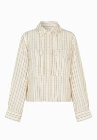 Camisa corta en crema con rayas azules verticales. Presenta un cuello con solapa, dos bolsillos frontales y cierre de botones. Tejido texturizado.