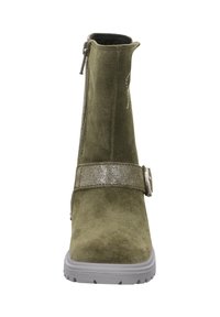 Zielona zamszowa botka do kostki z metalową srebrną taśmą, bocznym zamkiem błyskawicznym, wzorzystą cholewką i szarym gumowym spodem.