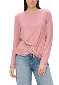 Rosa langärmliges Oberteil mit Bootsausschnitt und gedrehtem Vorderteil, aus weichem Stoff. Kombiniert mit blauen hochgeschnittenen Jeans.