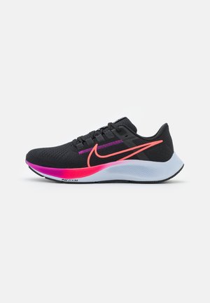 Baskets de sport noires avec des détails roses et violets et une semelle blanche affichant le logo Nike Air Zoom sur le côté.